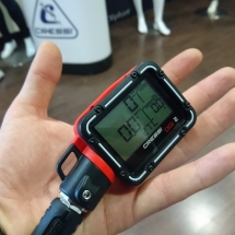 Głębokościomerz i manometr w jednym czyli elektroniczna konsola DIGI 2 dostępna będzie w różnych wersjach kolorystycznych. Głębokościomerz i manometr w jednym czyli elektroniczna konsola DIGI 2 dostępna będzie w różnych wersjach kolorystycznych.