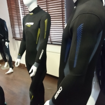 FAST w wersji z żółtymi elementami to neopren o grubości 5mm, niebieskie- 7mm. W sklepie posiadamy również 3mm wersję skafandra FAST obszytego granatowym jersejem. FAST w wersji z żółtymi elementami to neopren o grubości 5mm, niebieskie- 7mm. W sklepie posiadamy również 3mm wersję skafandra FAST obszytego granatowym jersejem.